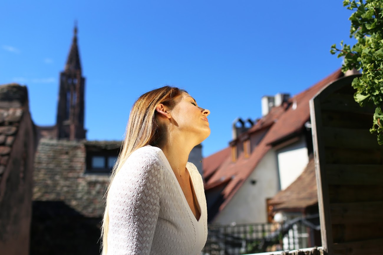 Aurélie Rigaud devant la cathédrale de Strasbourg
