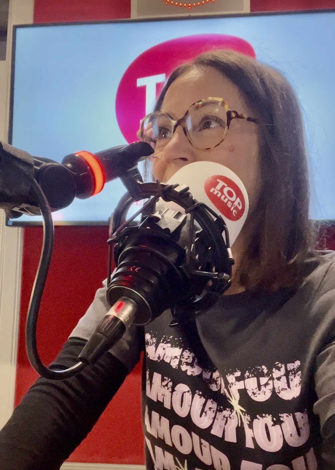 Aurèle au micro dans un studio de radio