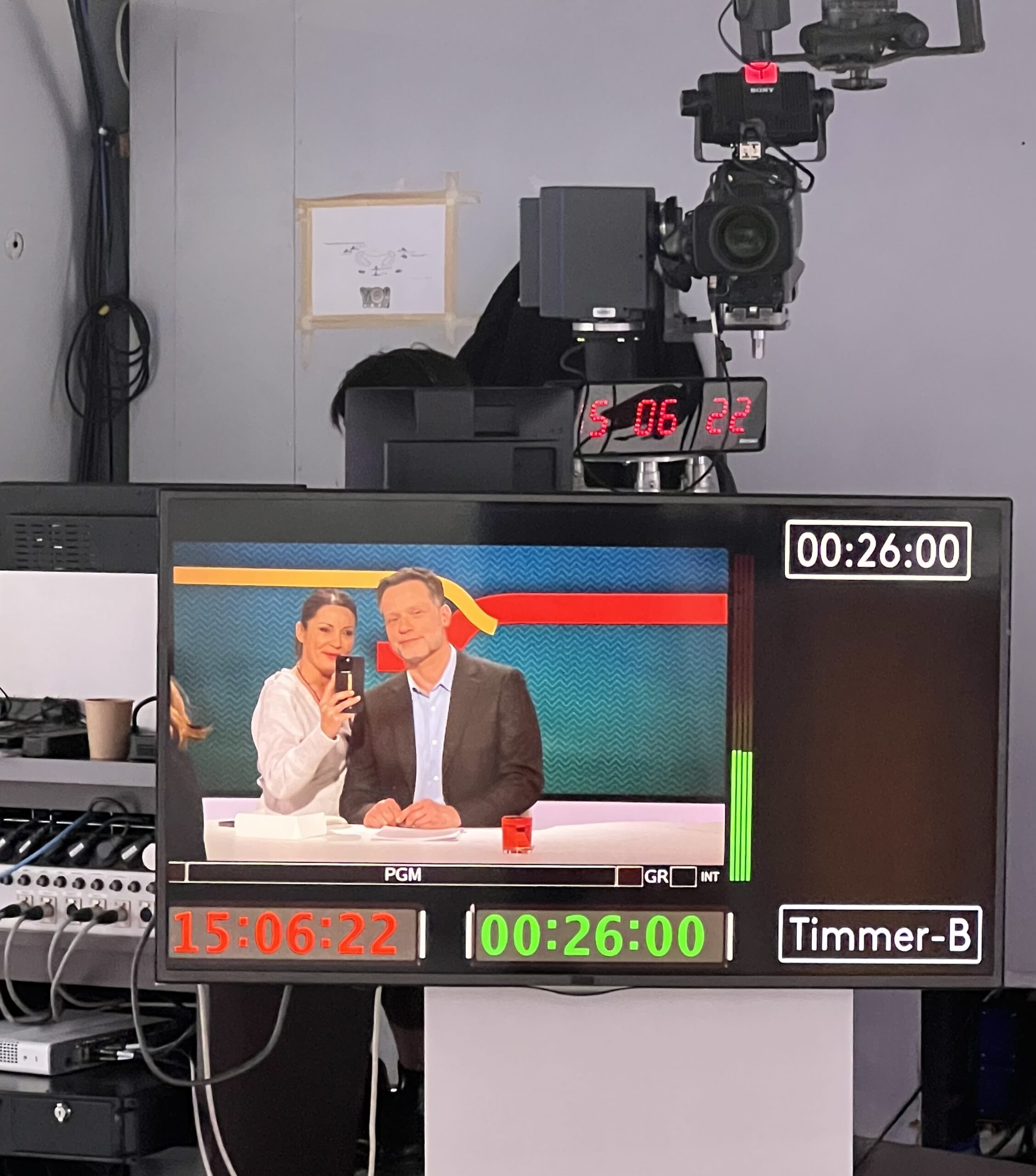 Une chronique en direct sur un plateau de télévision